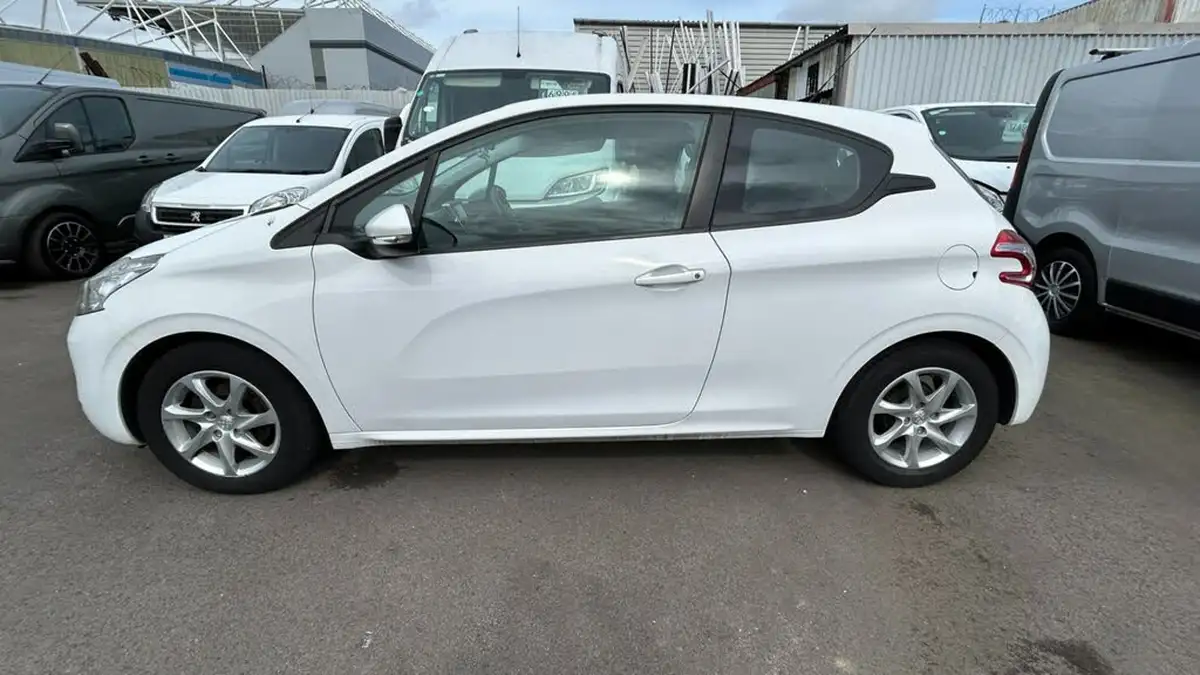 2014-peugeot-208-12-active-vti-3d-big-12