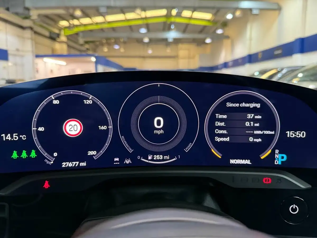 2020-porsche-taycan-e-turbo-s-big-34