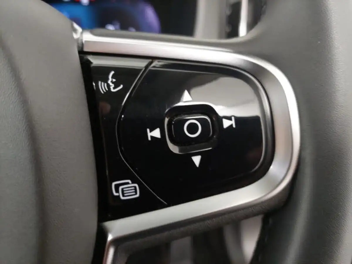 2023-volvo-xc60-20-b5-plus-big-12