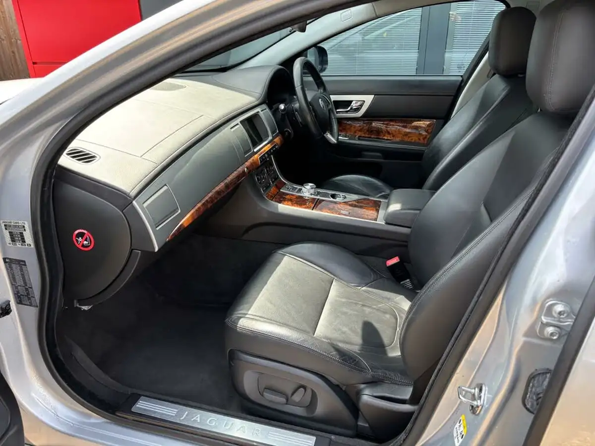 2012-jaguar-xf-22td-luxury-190ps-saloon-4d-auto-big-19