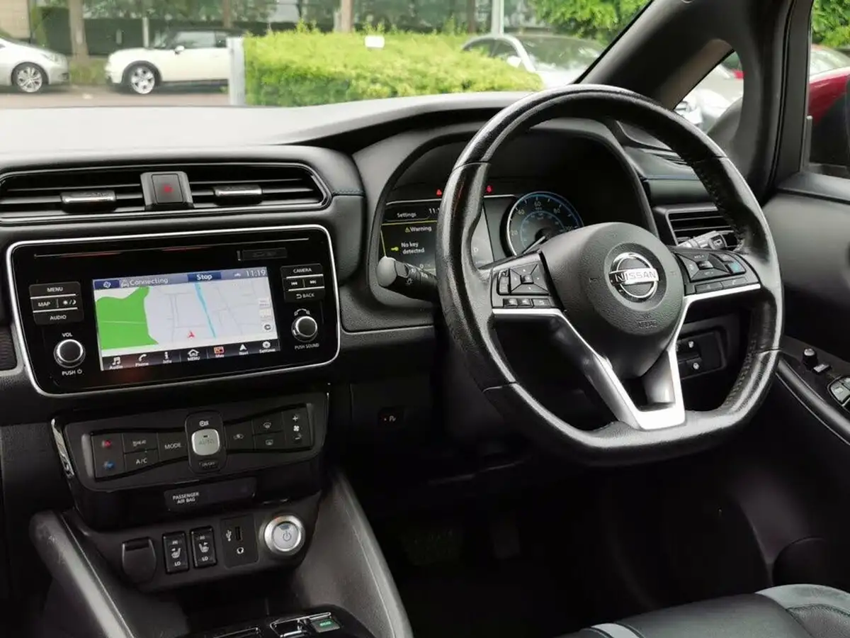 2018-nissan-leaf-e-tekna-110kw-big-6