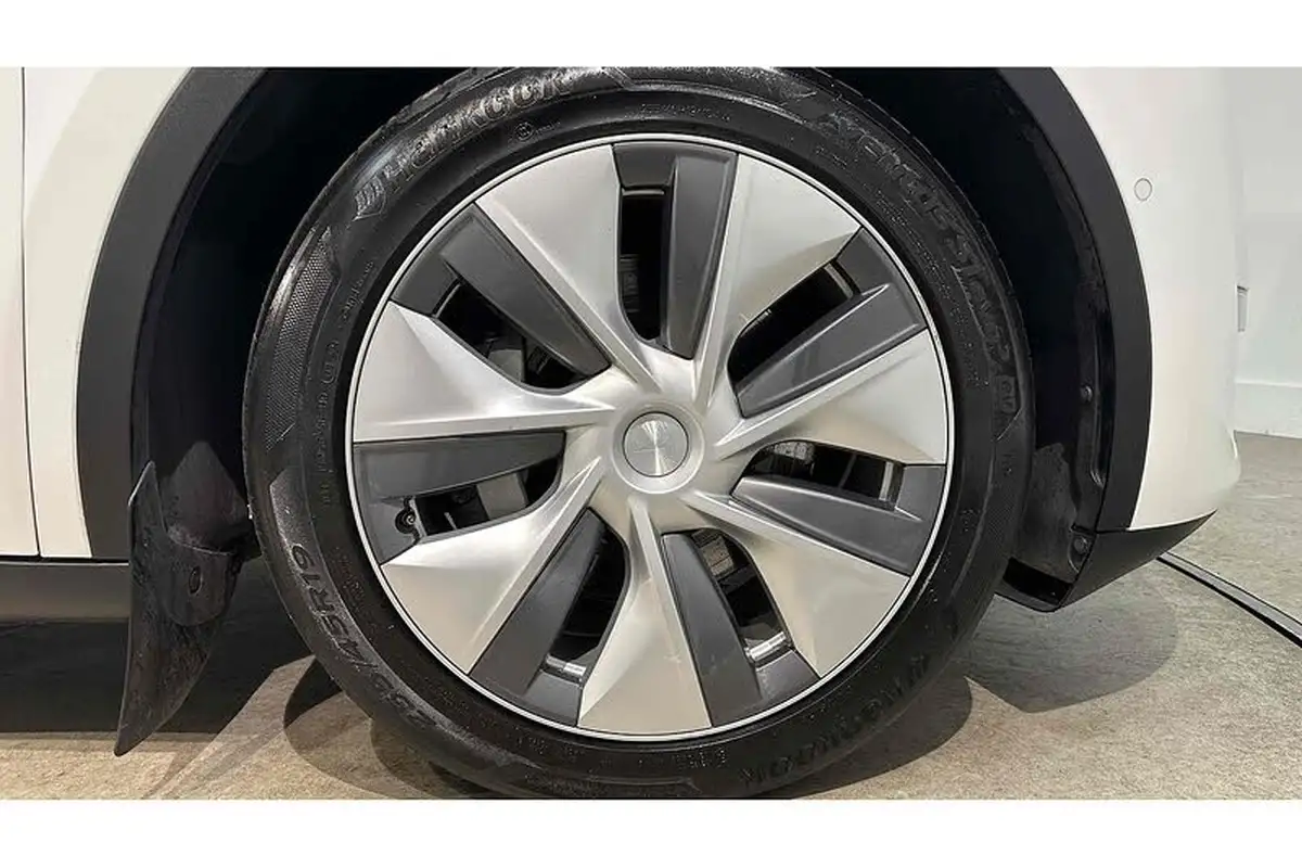 2022-tesla-model-y-e-long-range-big-15
