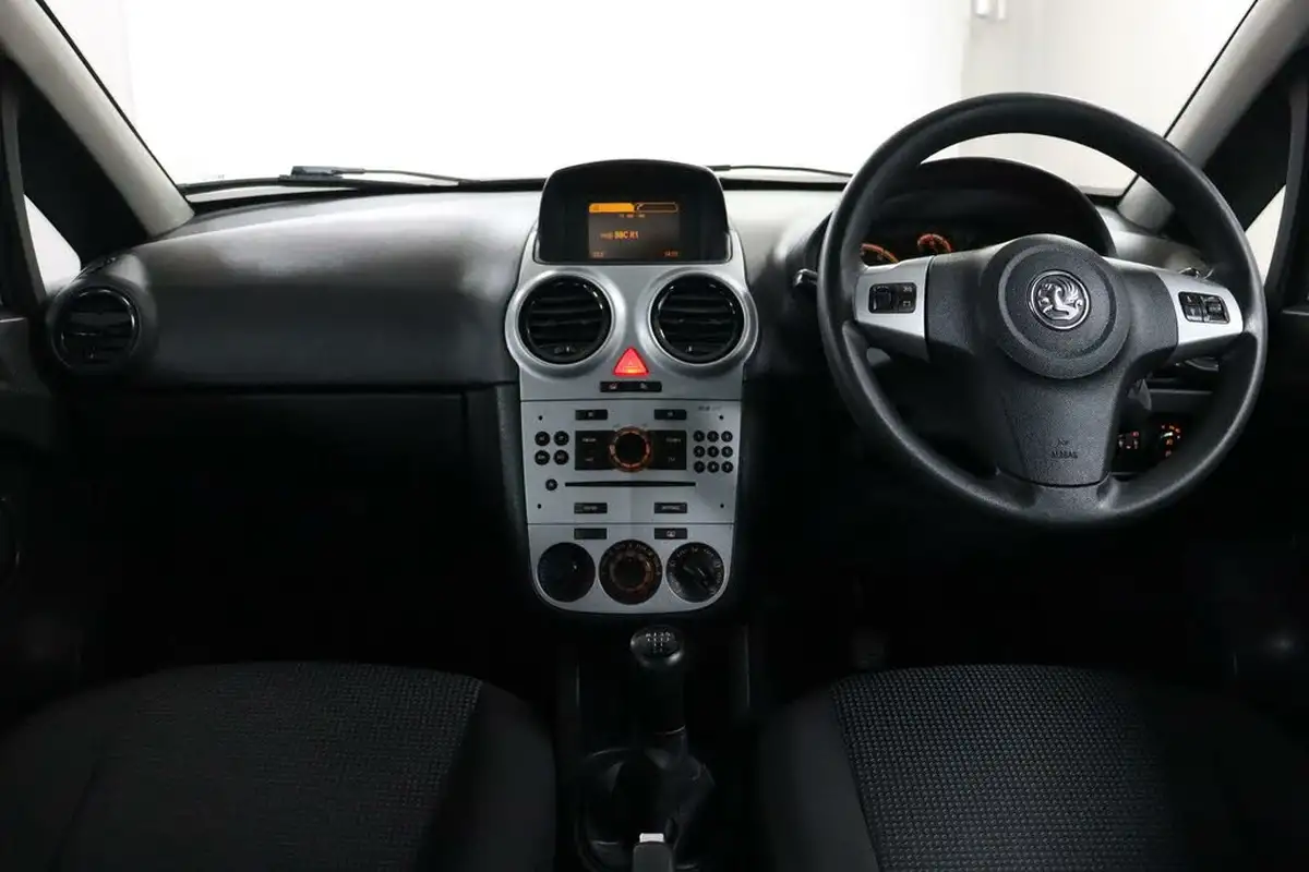 2011-vauxhall-corsa-12-excite-3d-big-37