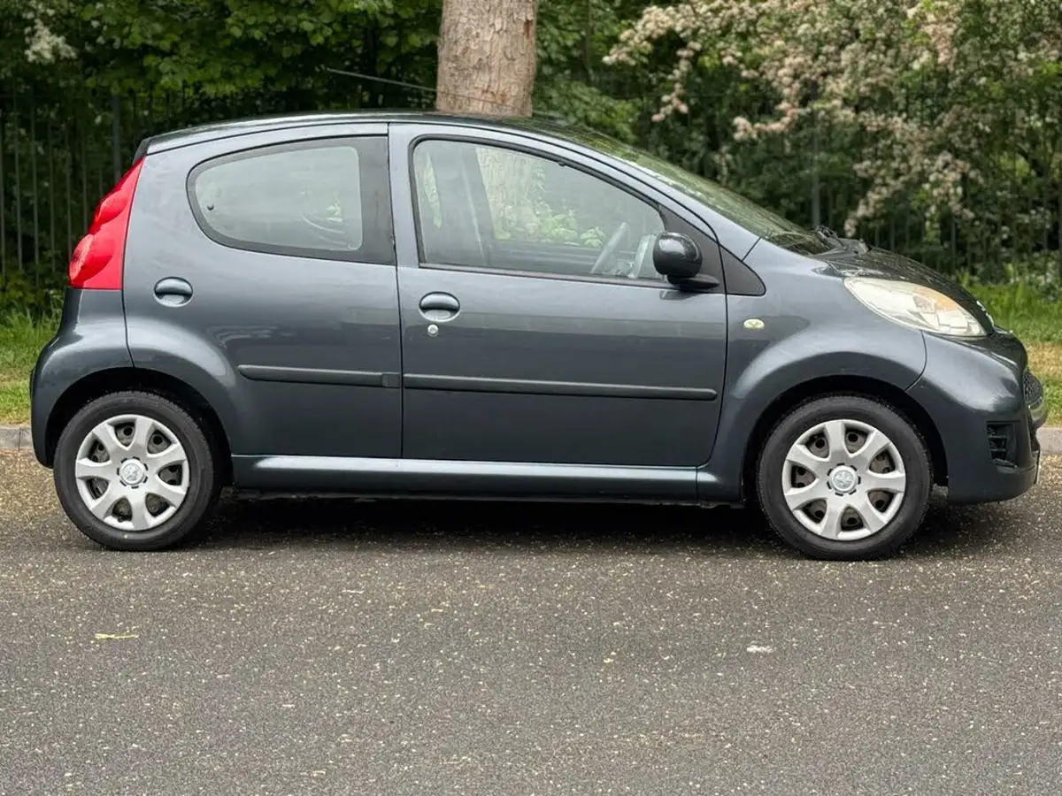 2012-peugeot-107-10-urban-5d-big-16