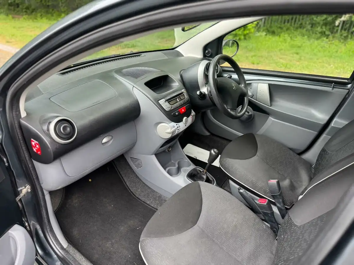 2012-peugeot-107-10-urban-5d-big-40