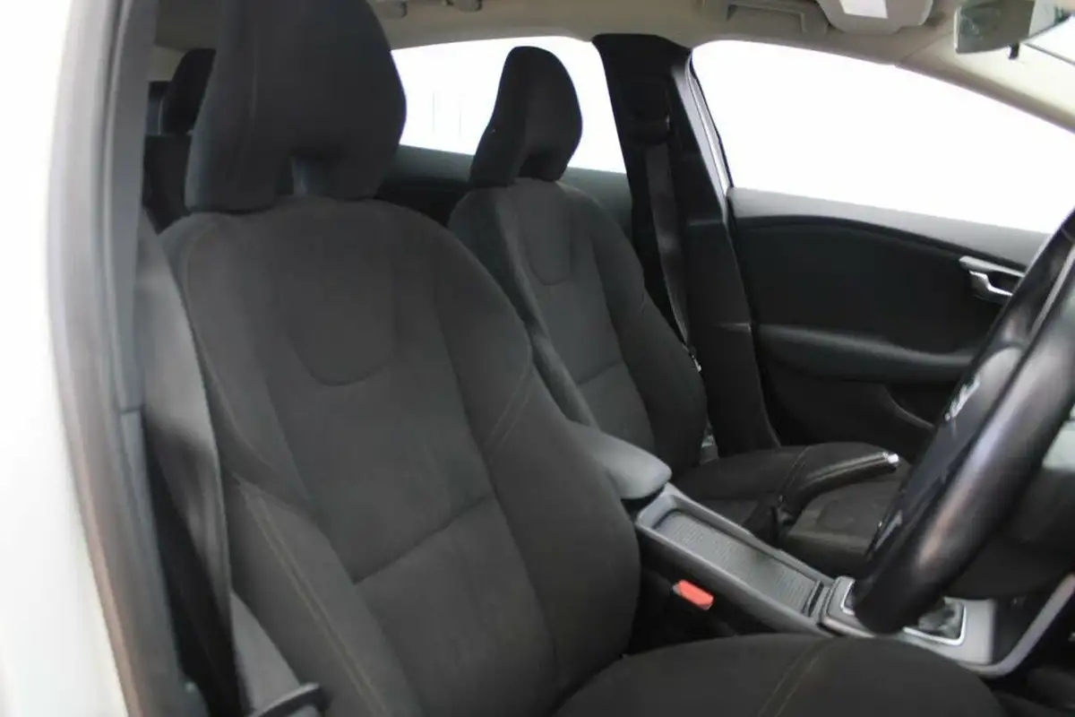 2013-volvo-v40-16-t2-es-big-23