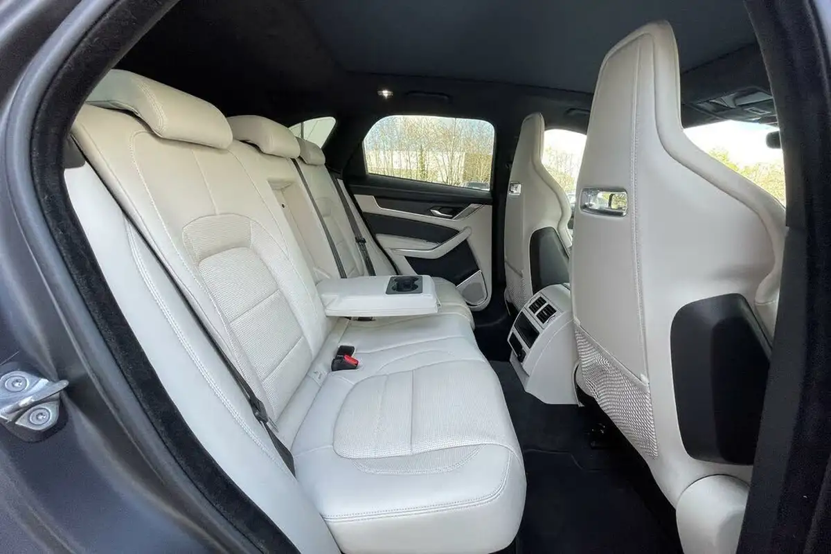 2023-jaguar-f-pace-20-d200-r-dynamic-hse-black-big-43