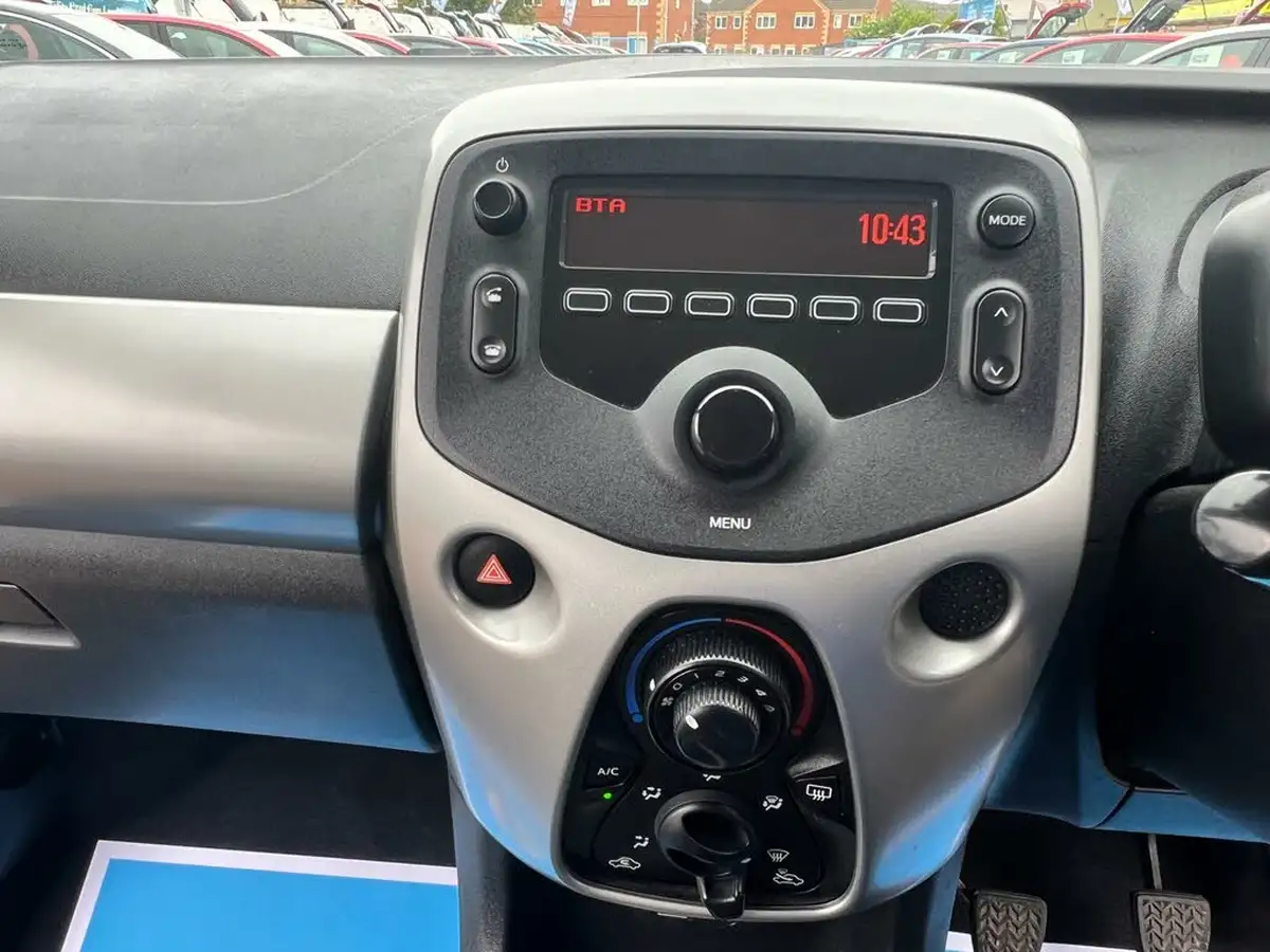 2016-toyota-aygo-10-vvt-i-x-play-68bhp-5d-big-21