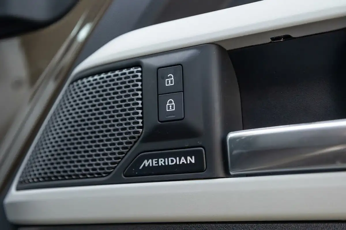 2024-land-rover-110-defender-30-d250-xs-edition-big-5