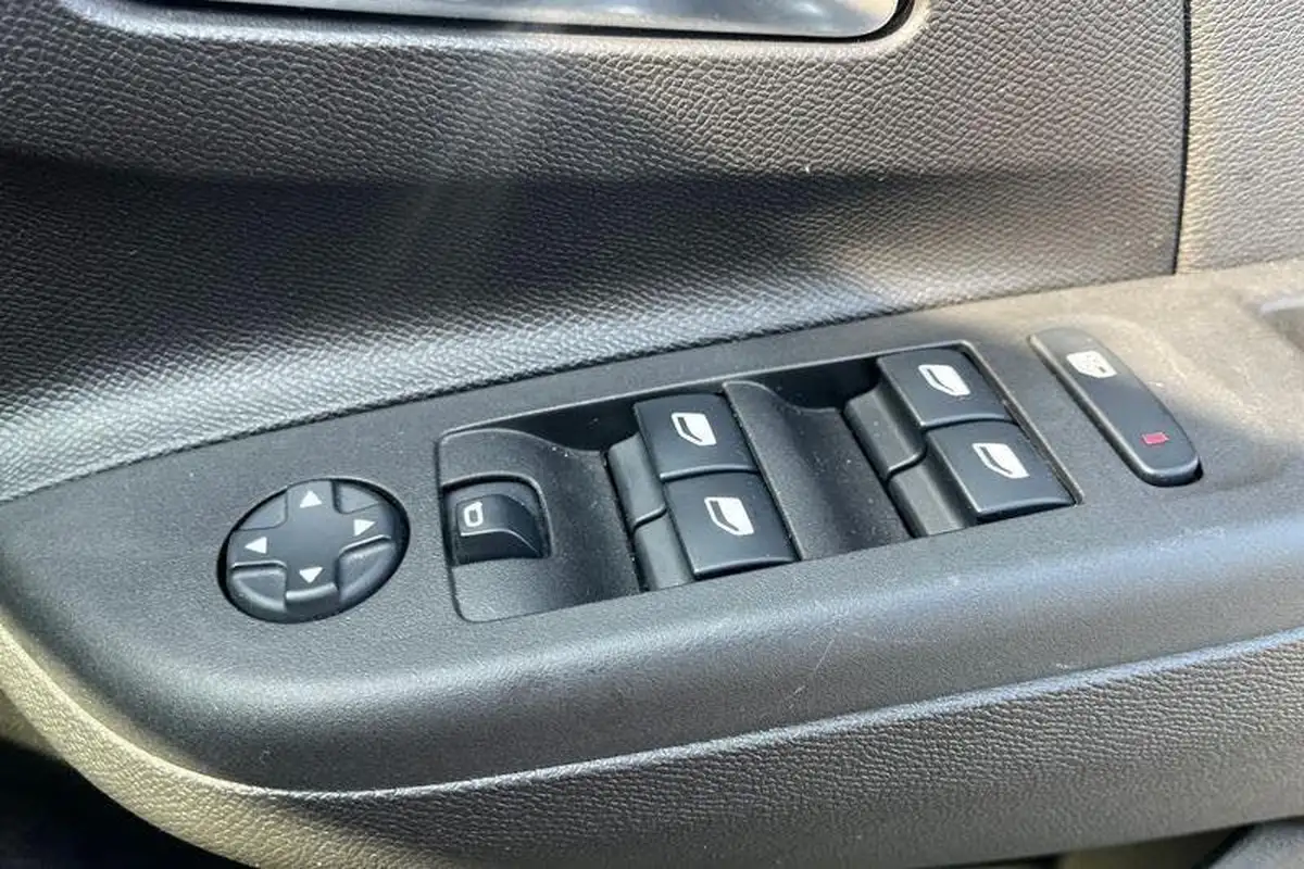 2021-vauxhall-corsa-e-sri-nav-premium-74kw-big-15