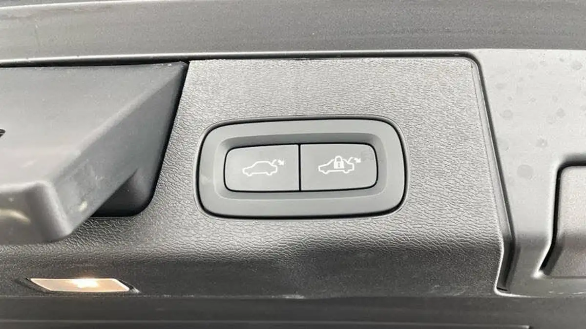 2024-volvo-xc60-20-t8-ultimate-dark-big-32