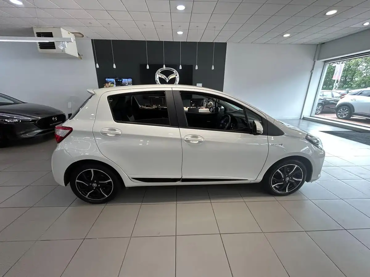 2018-toyota-yaris-15-vvt-i-design-hybrid-big-7