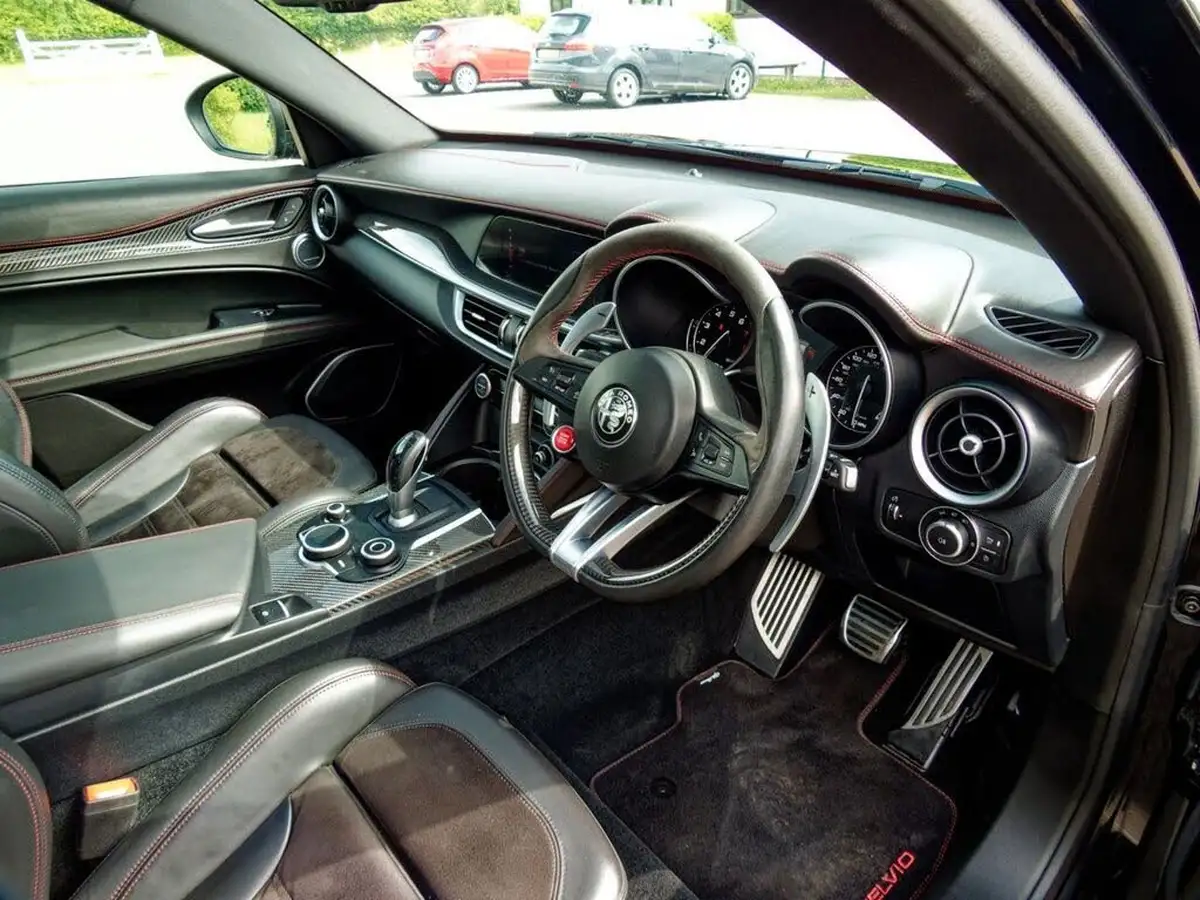2018-alfa-romeo-stelvio-29-biturbo-quadrifoglio-big-35