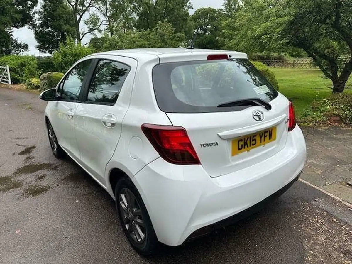 2015-toyota-yaris-133-icon-vvt-i-5d-cvt-big-8
