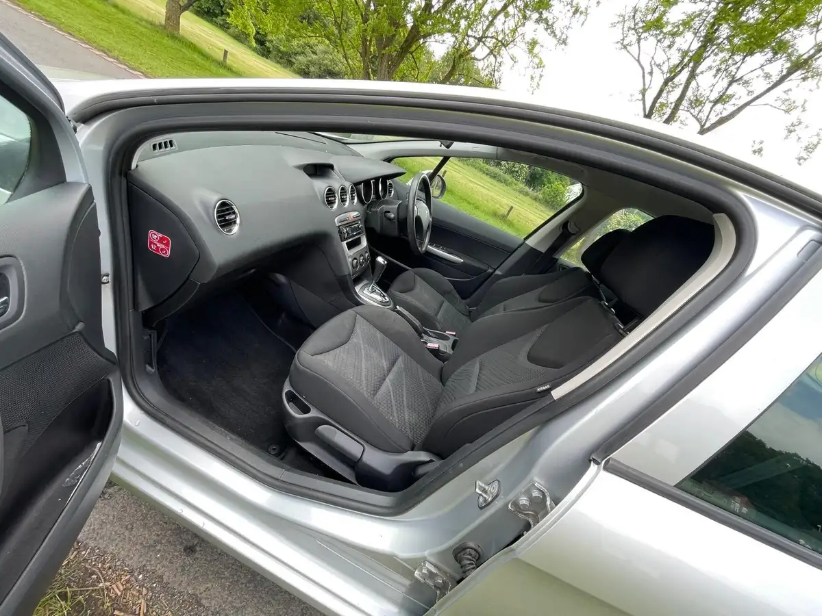 2011-peugeot-308-16-s-vti-auto-big-12