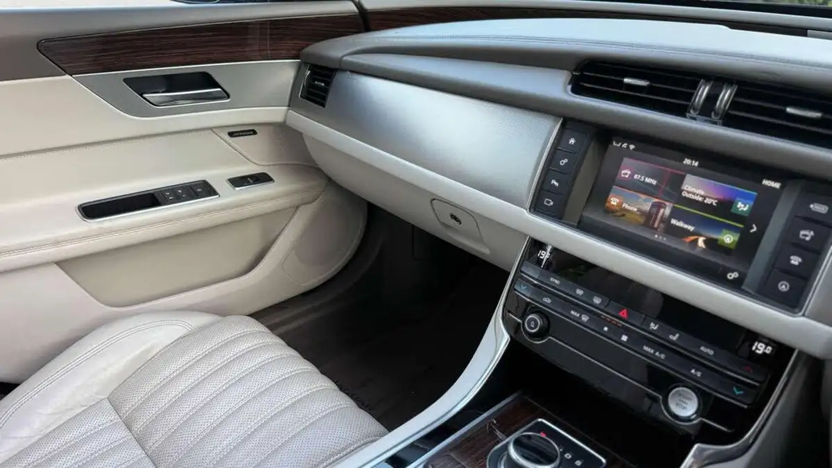 2017-jaguar-xf-20td-portfolio-240ps-awd-saloon-4d-1998cc-auto-big-47