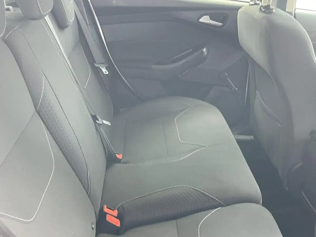 2015-ford-focus-10-zetec-t-125ps-hatchback-big-60