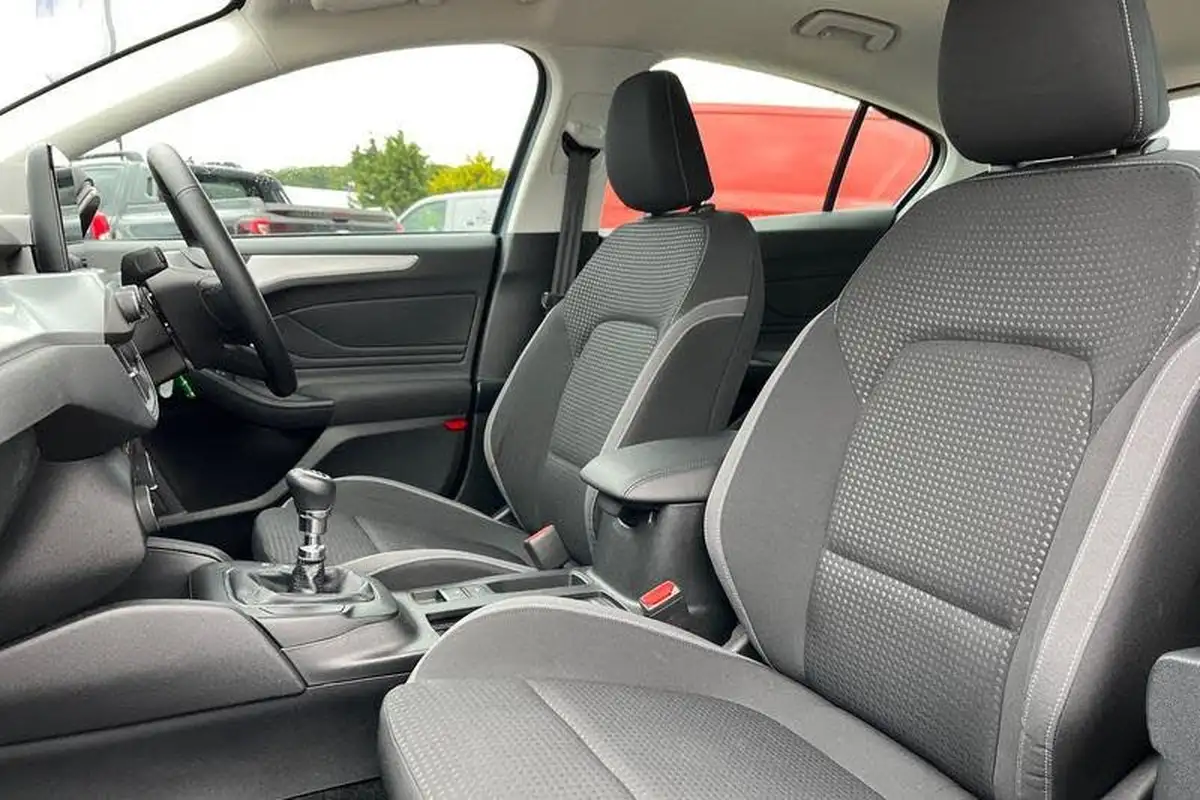2018-ford-focus-10t-zetec-125ps-hatchback-big-18