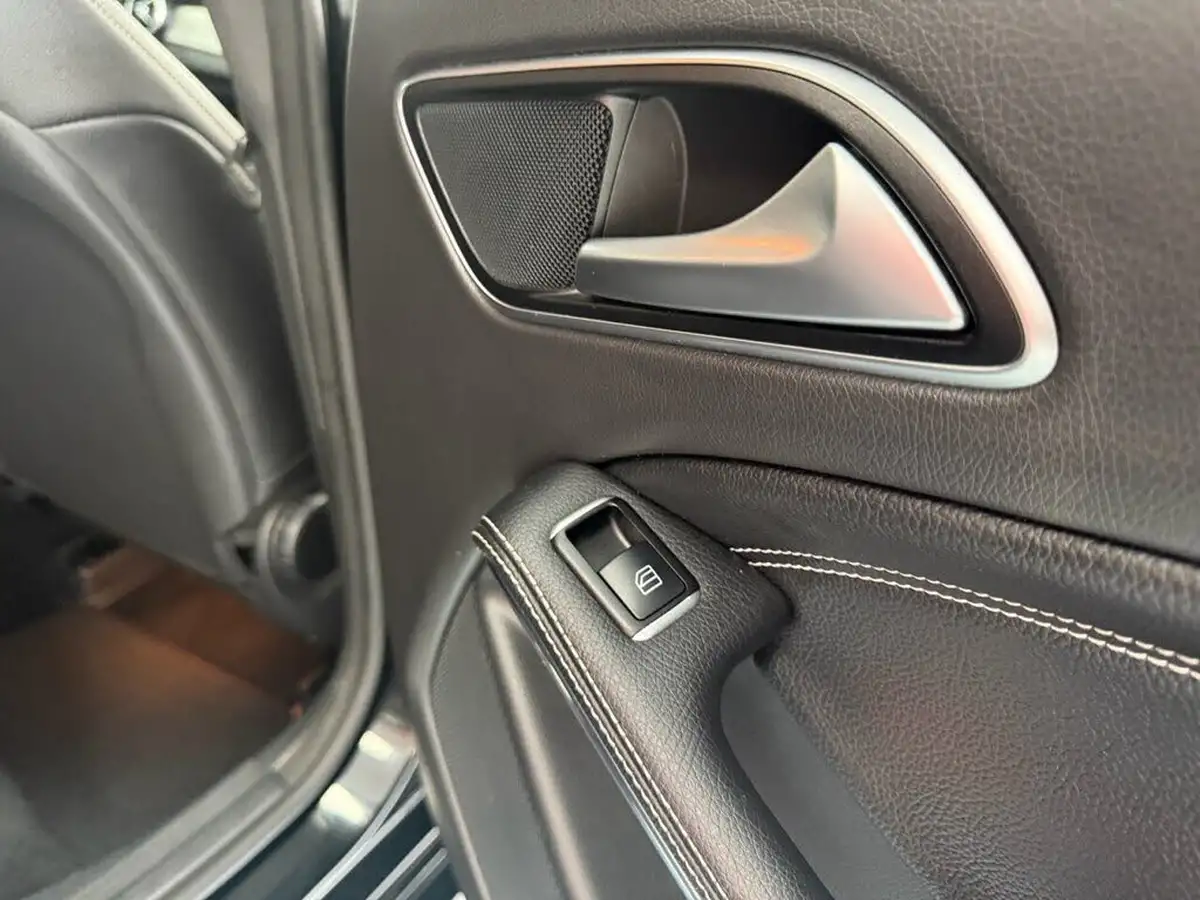 2016-mercedes-benz-cla-21d-cla-200-sport-ss-coupe-4d-7g-dct-big-5