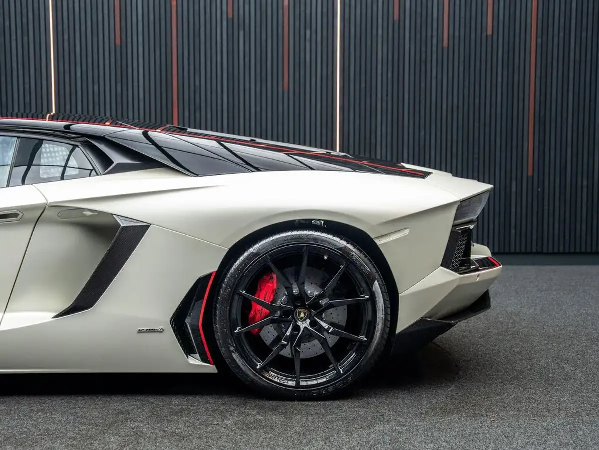 2016-lamborghini-aventador-65-lp-750-4-superveloce-coupe-big-24