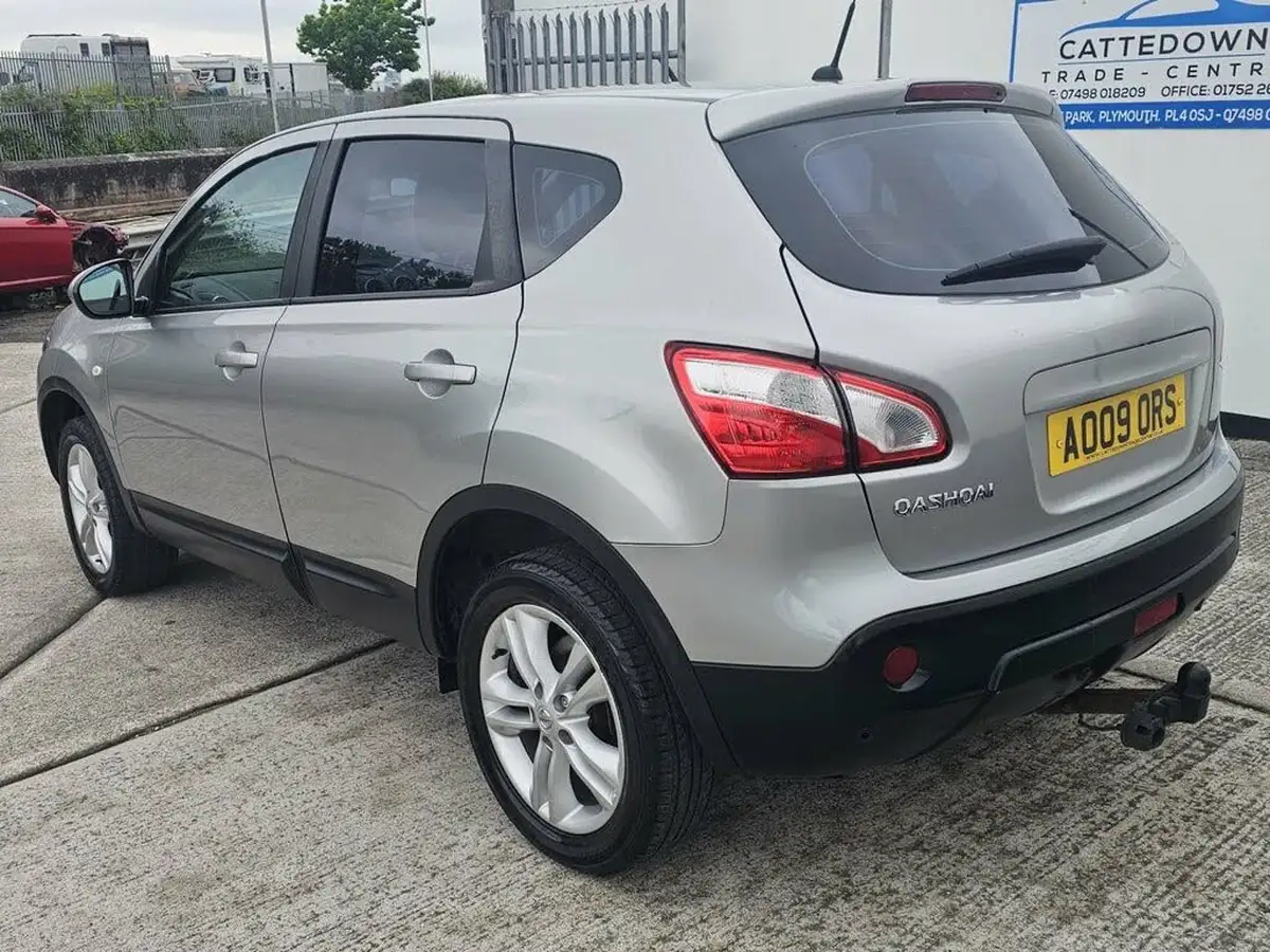 2012-nissan-qashqai-16-acenta-big-2