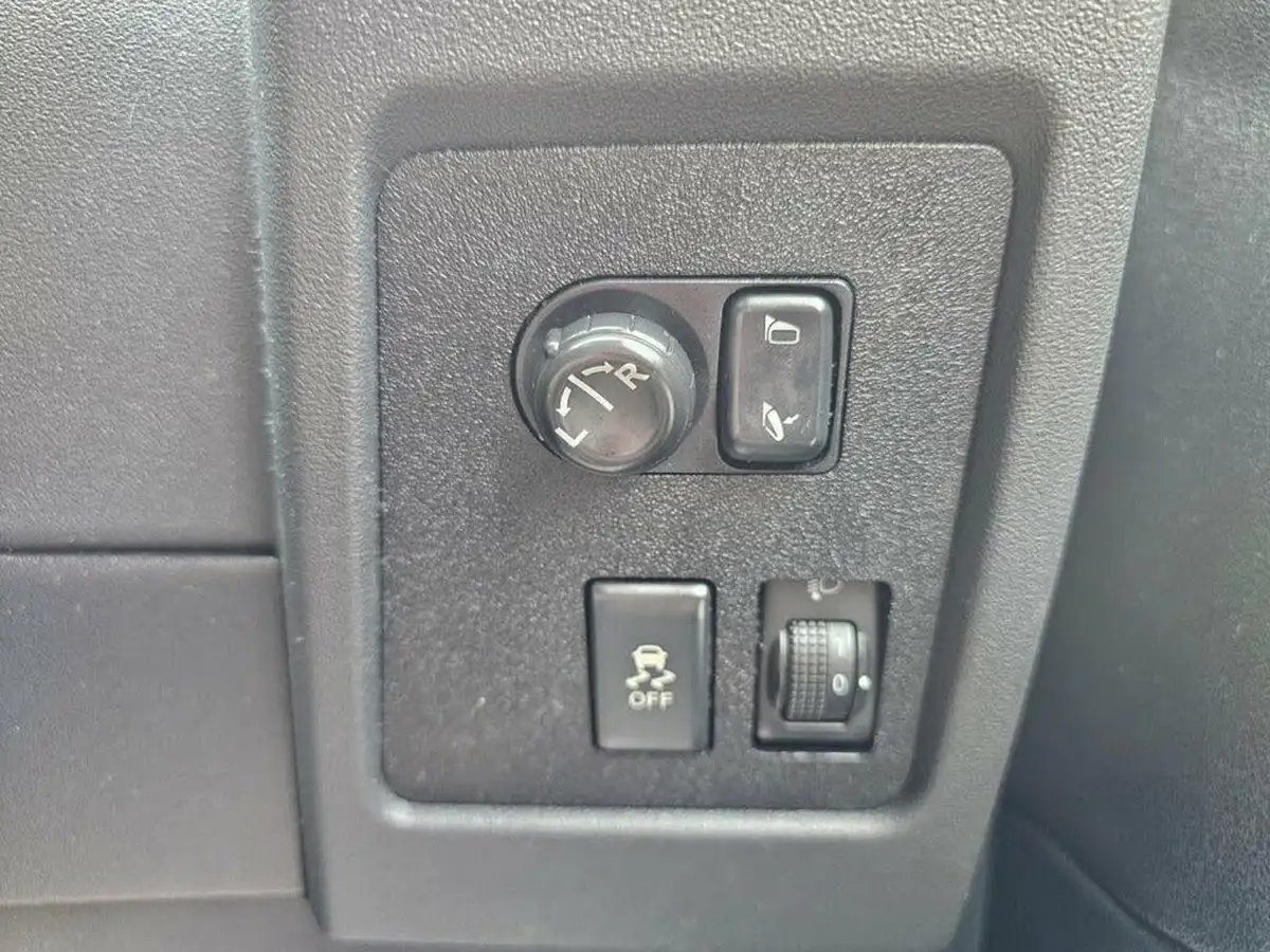 2012-nissan-qashqai-16-acenta-big-30