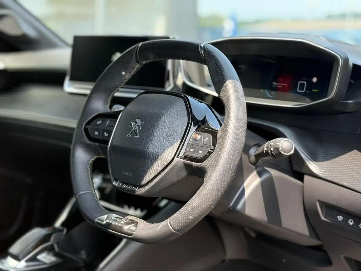 2021-peugeot-208-e-gt-premium-big-2
