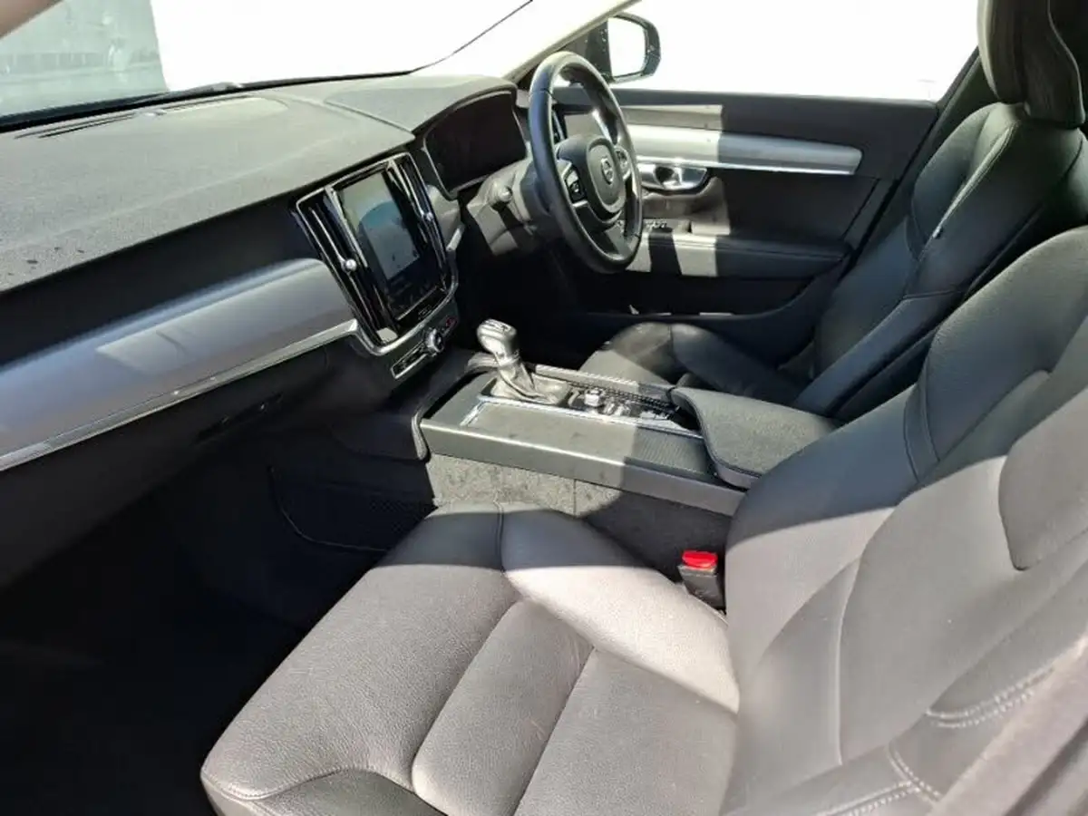 2019-volvo-v90-20-t4-momentum-big-4
