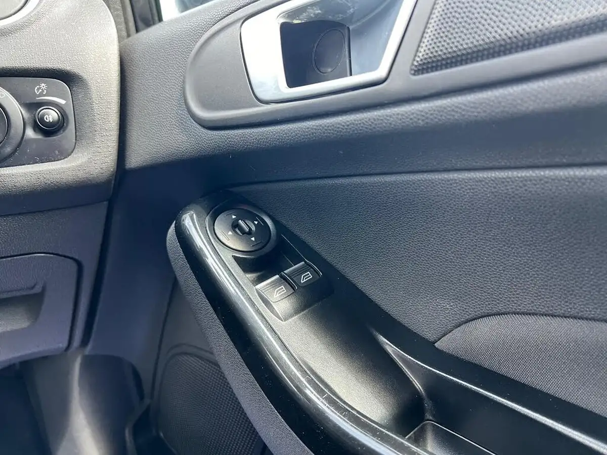 2014-ford-fiesta-125-zetec-5d-big-13