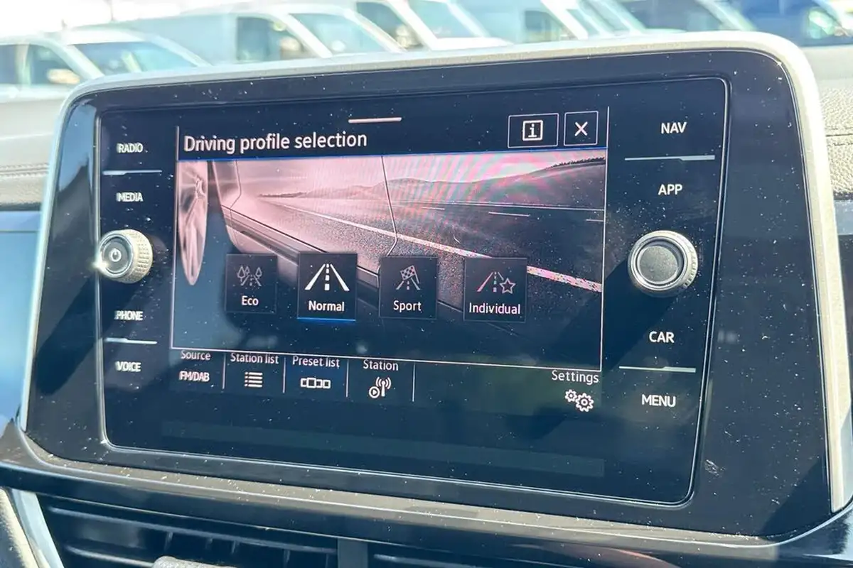 2024-volkswagen-t-roc-15-tsi-r-line-hatchback-5d-dsg-big-48