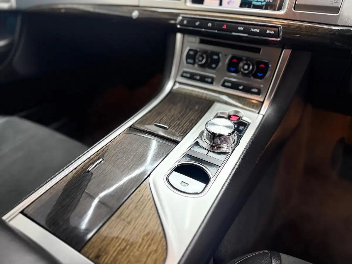 2015-jaguar-xf-30td-r-sport-saloon-4d-big-11