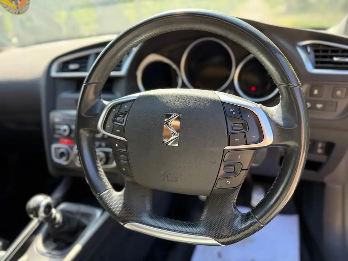 2014-citroen-ds4-16e-hdi-dstyle-big-11