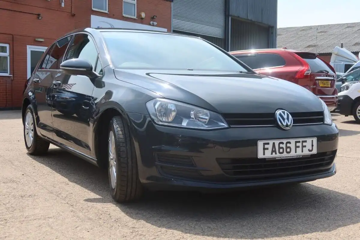 2017-volkswagen-golf-big-11
