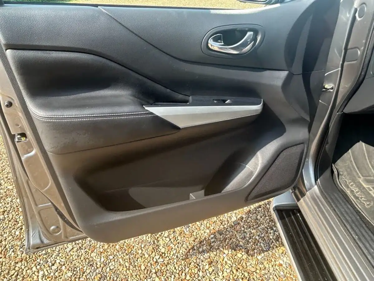 2019-nissan-navara-23dci-tt-tekna-8-navileather-auto-big-24
