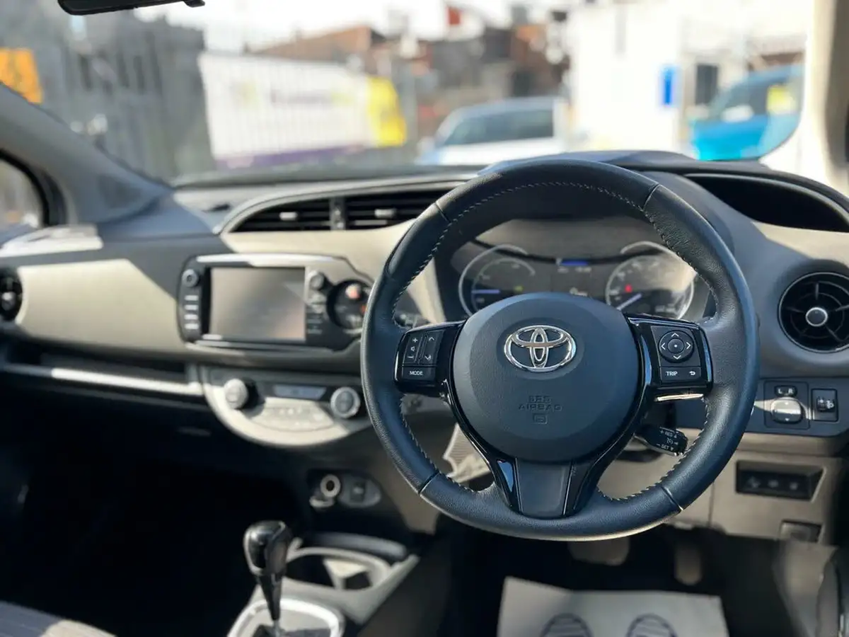 2018-toyota-yaris-15-vvt-i-icon-hybrid-big-41