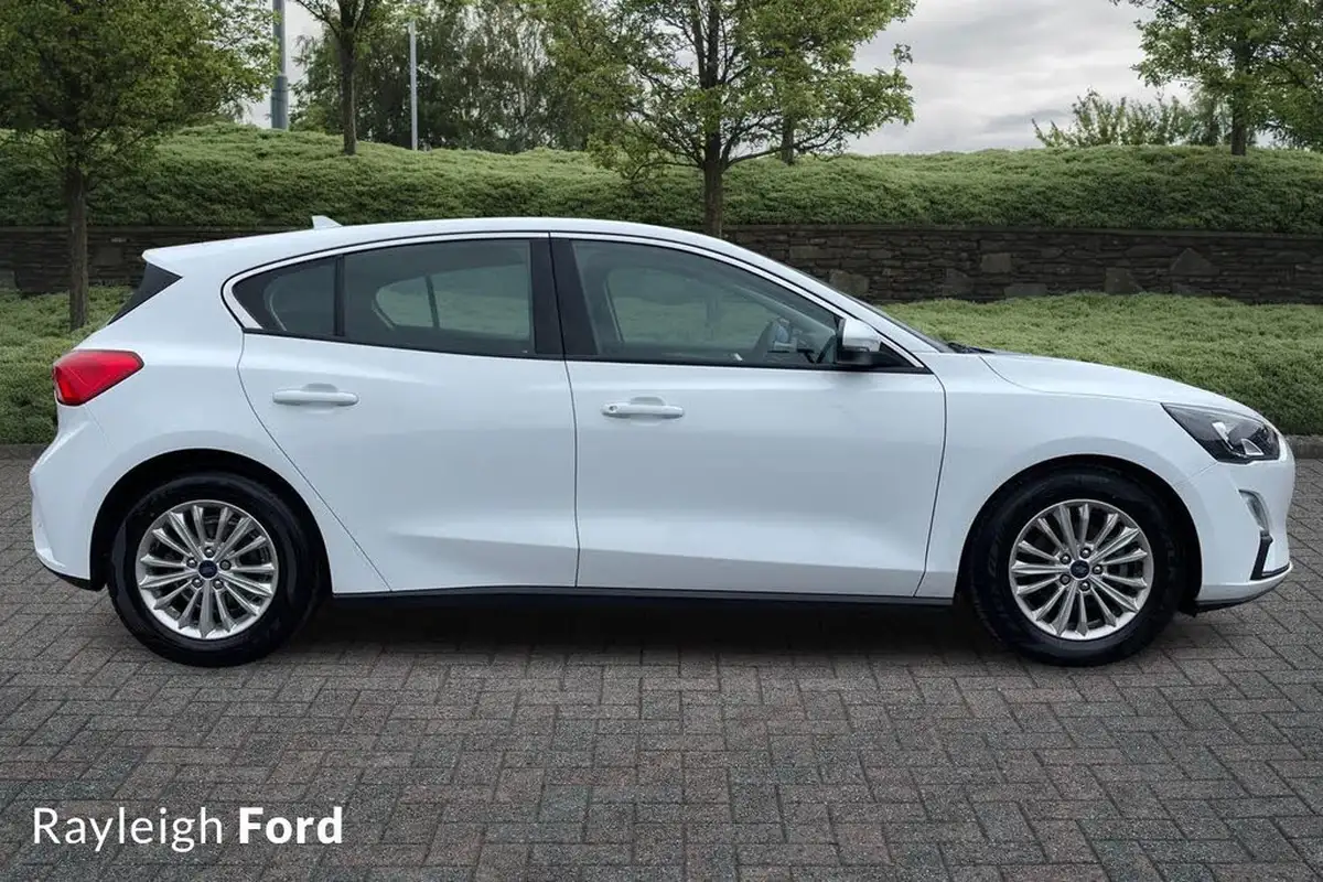 2019-ford-focus-15t-titanium-hatchback-big-2