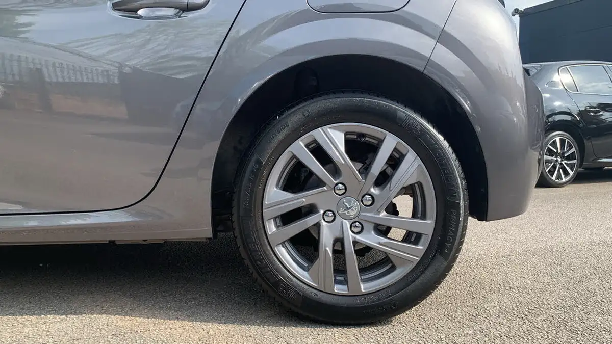 2022-peugeot-208-12-puretech-active-premium-100bhp-eat8-big-14