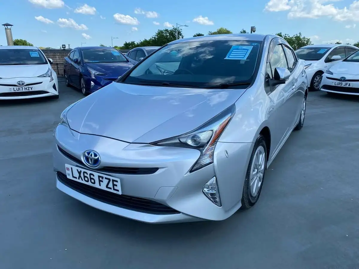 2017-toyota-prius-hybrid-big-7