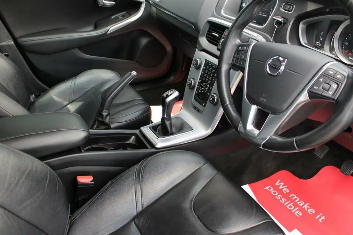 2018-volvo-v40-20-t2-inscription-big-8
