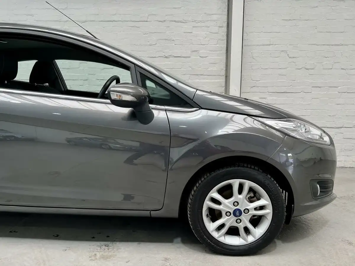 2015-ford-fiesta-125-zetec-3d-big-11