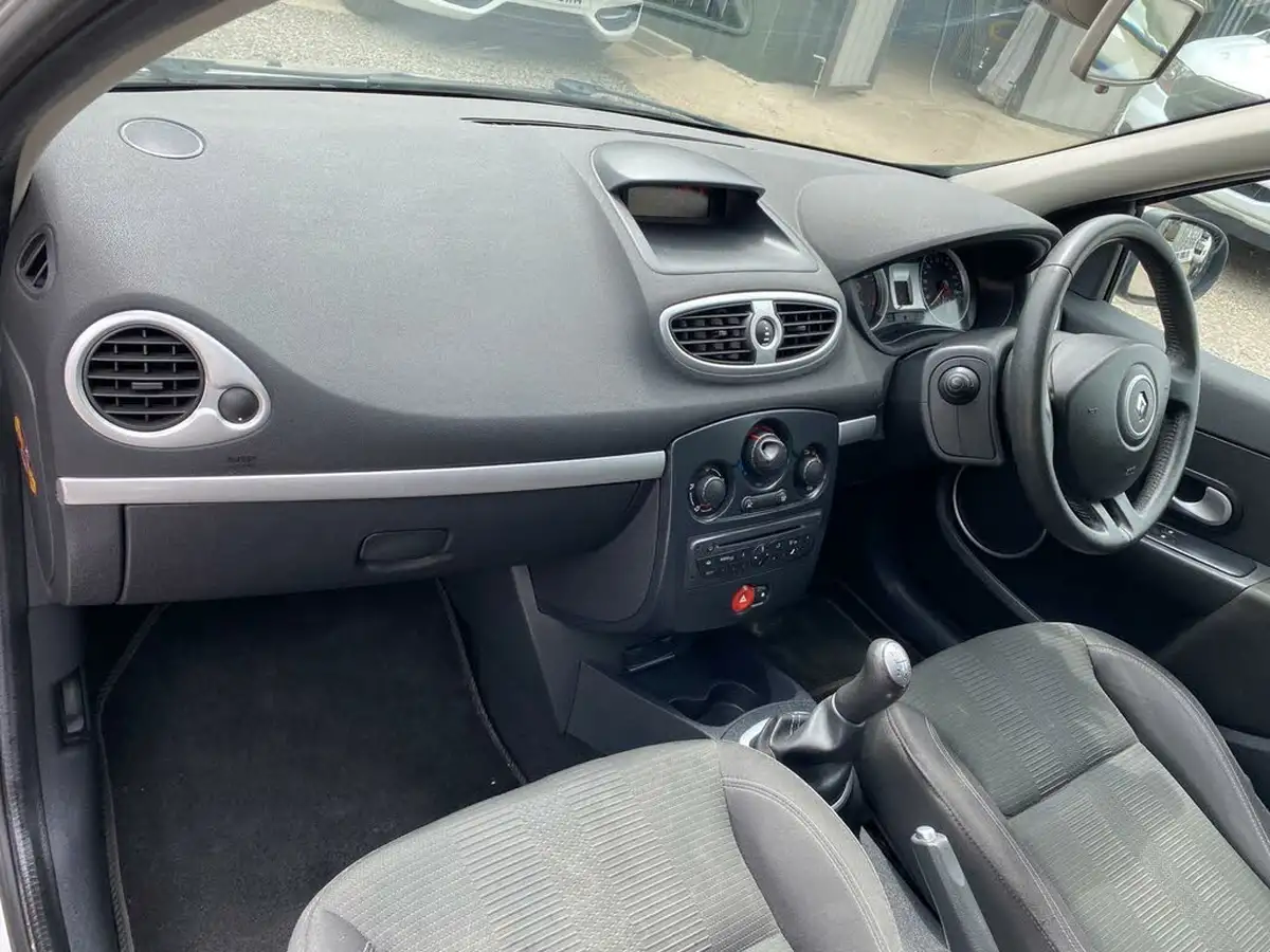 2010-renault-clio-12-dynamique-75bhp-sport-tourer-5d-big-13
