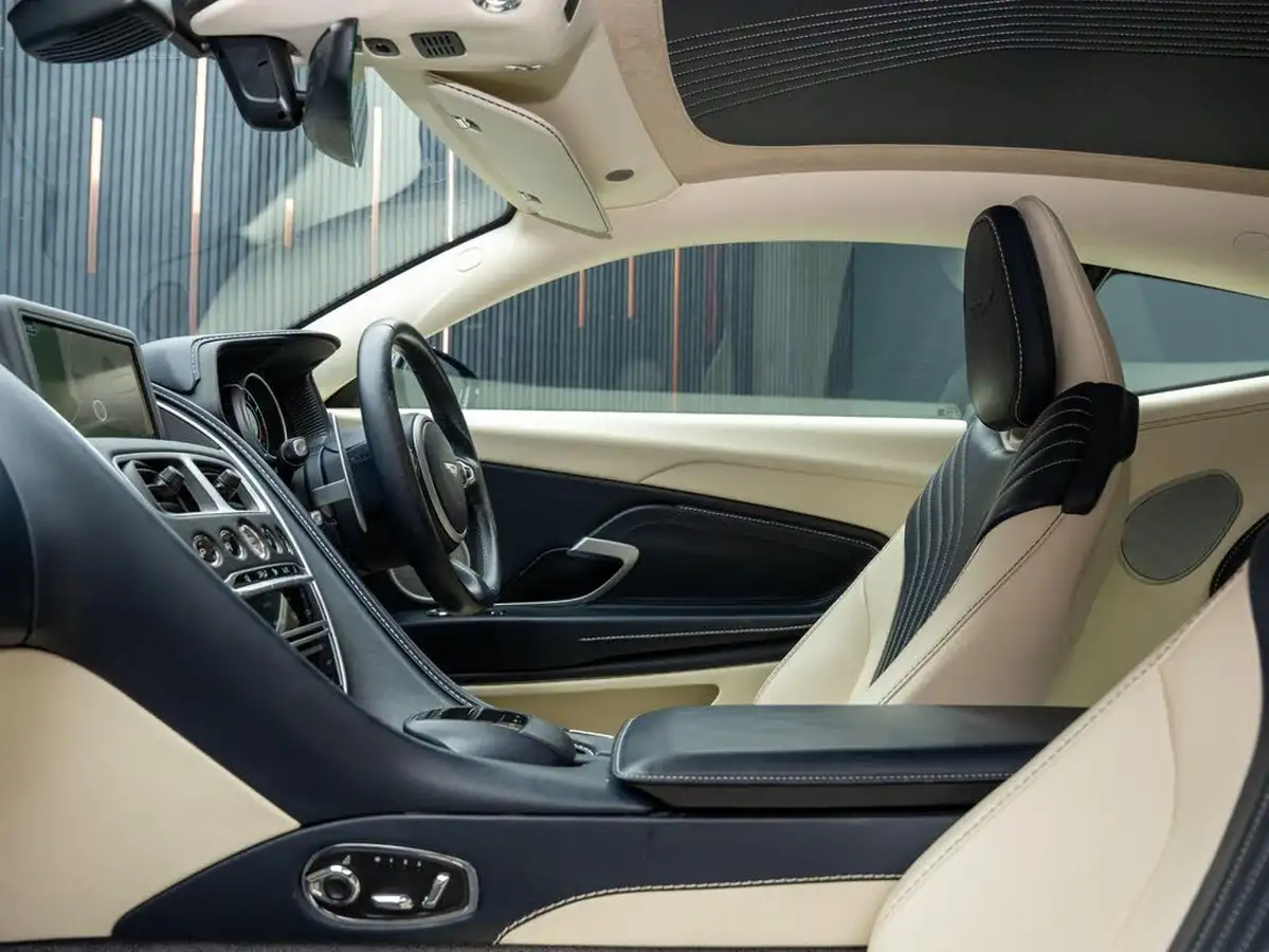 2019-aston-martin-db11-40-v8-big-32