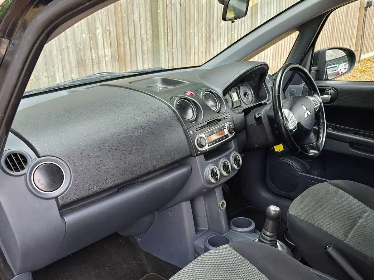 2010-mitsubishi-colt-13-cz2-3d-amt-big-4