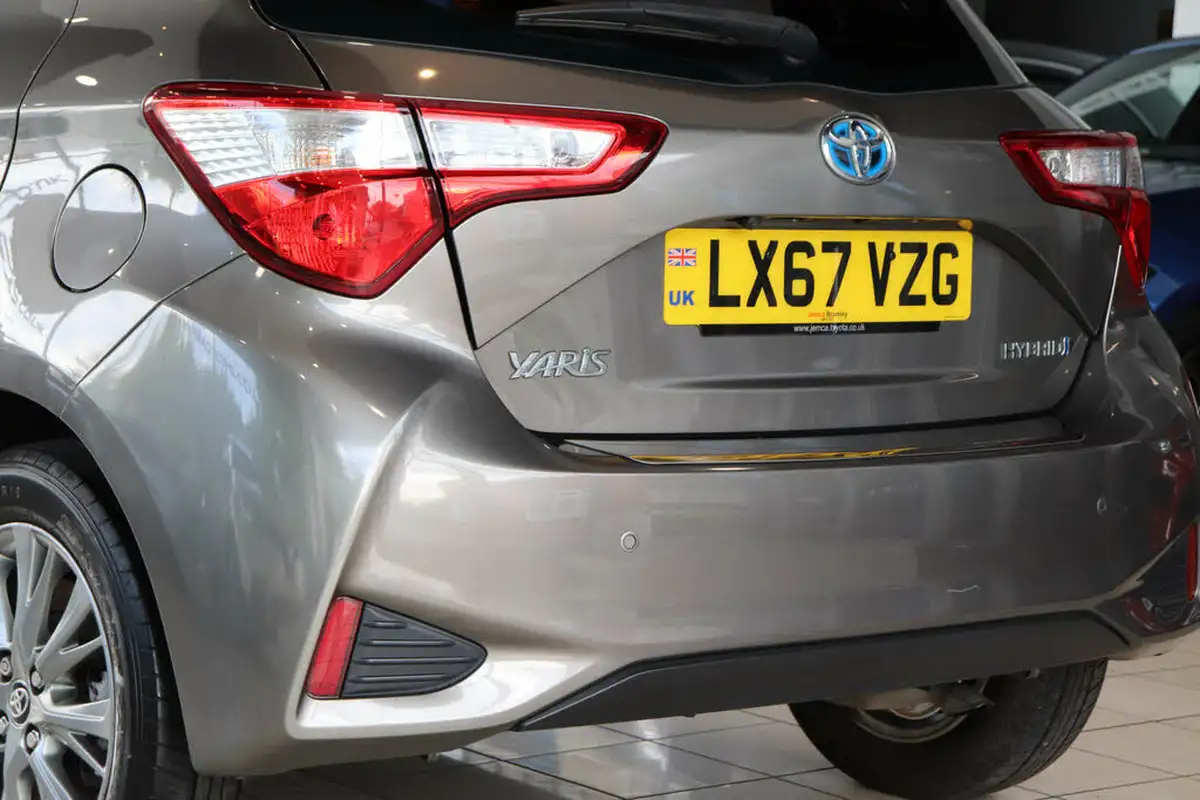 2017-toyota-yaris-15-vvt-i-icon-tech-98bhp-hybrid-1497cc-e-cvt-big-76