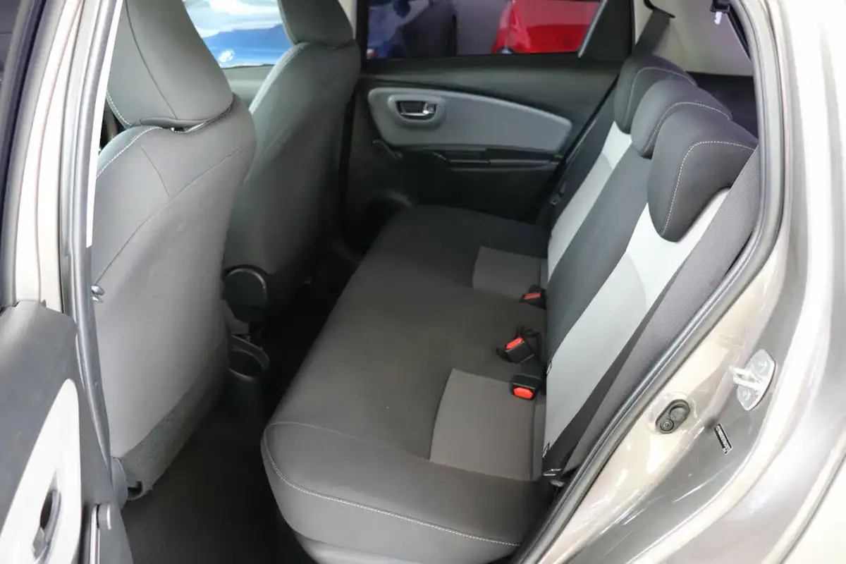 2017-toyota-yaris-15-vvt-i-icon-tech-98bhp-hybrid-1497cc-e-cvt-big-28