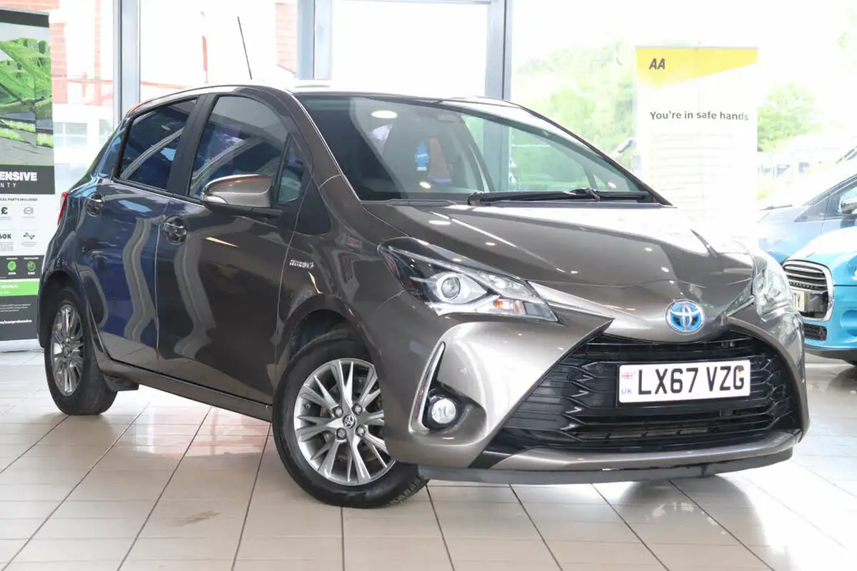 2017-toyota-yaris-15-vvt-i-icon-tech-98bhp-hybrid-1497cc-e-cvt-big-0