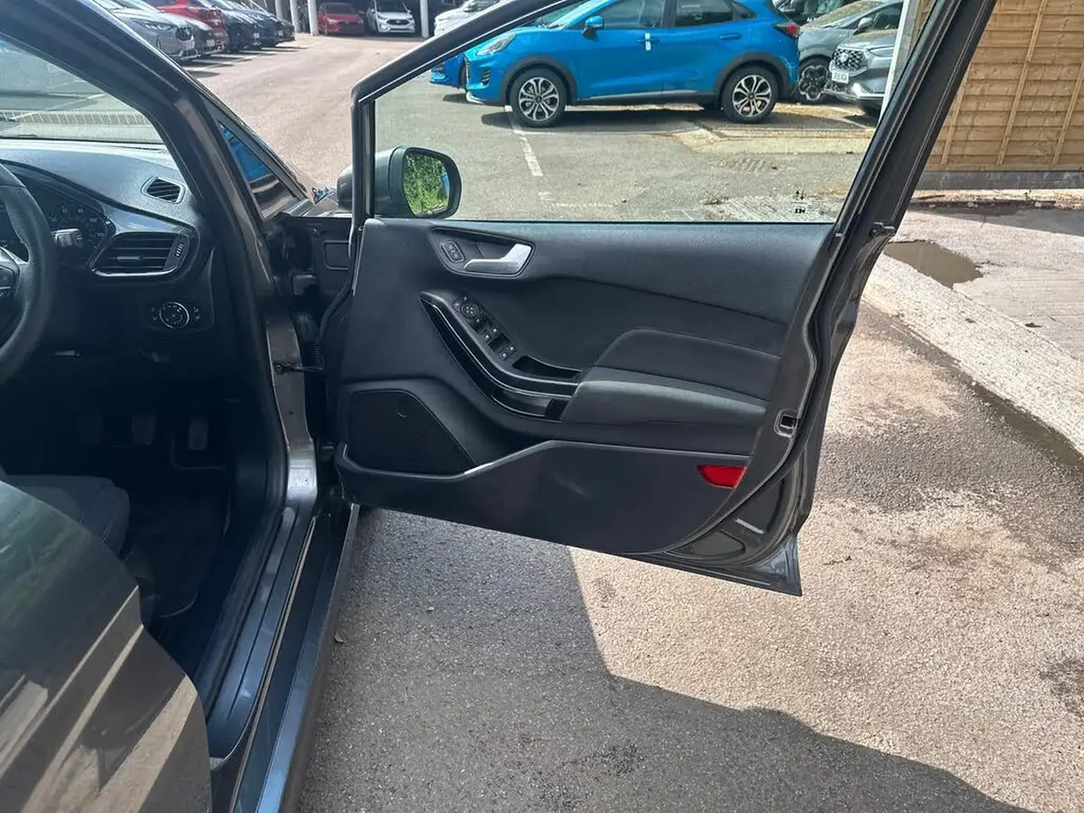 2023-ford-fiesta-big-34