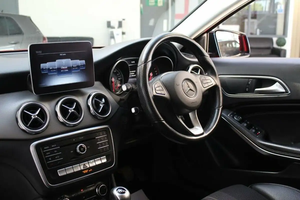 2019-mercedes-benz-gla-class-16-gla-180-urban-edition-ss-big-4