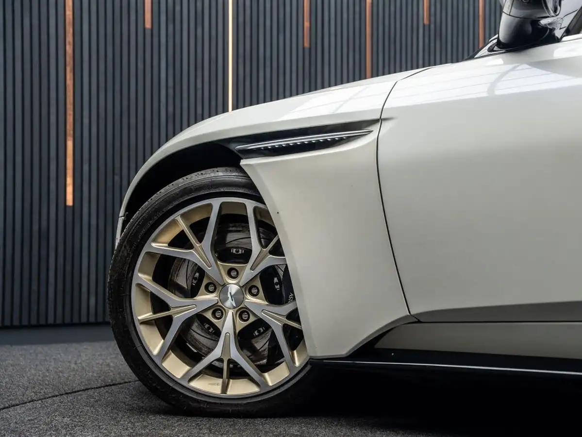 2018-aston-martin-db11-40-v8-big-18