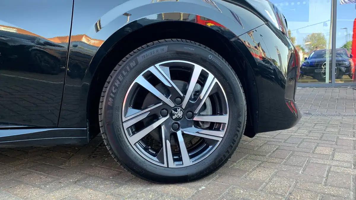2023-peugeot-208-12-puretech-allure-premium-100ps-eat8-big-16